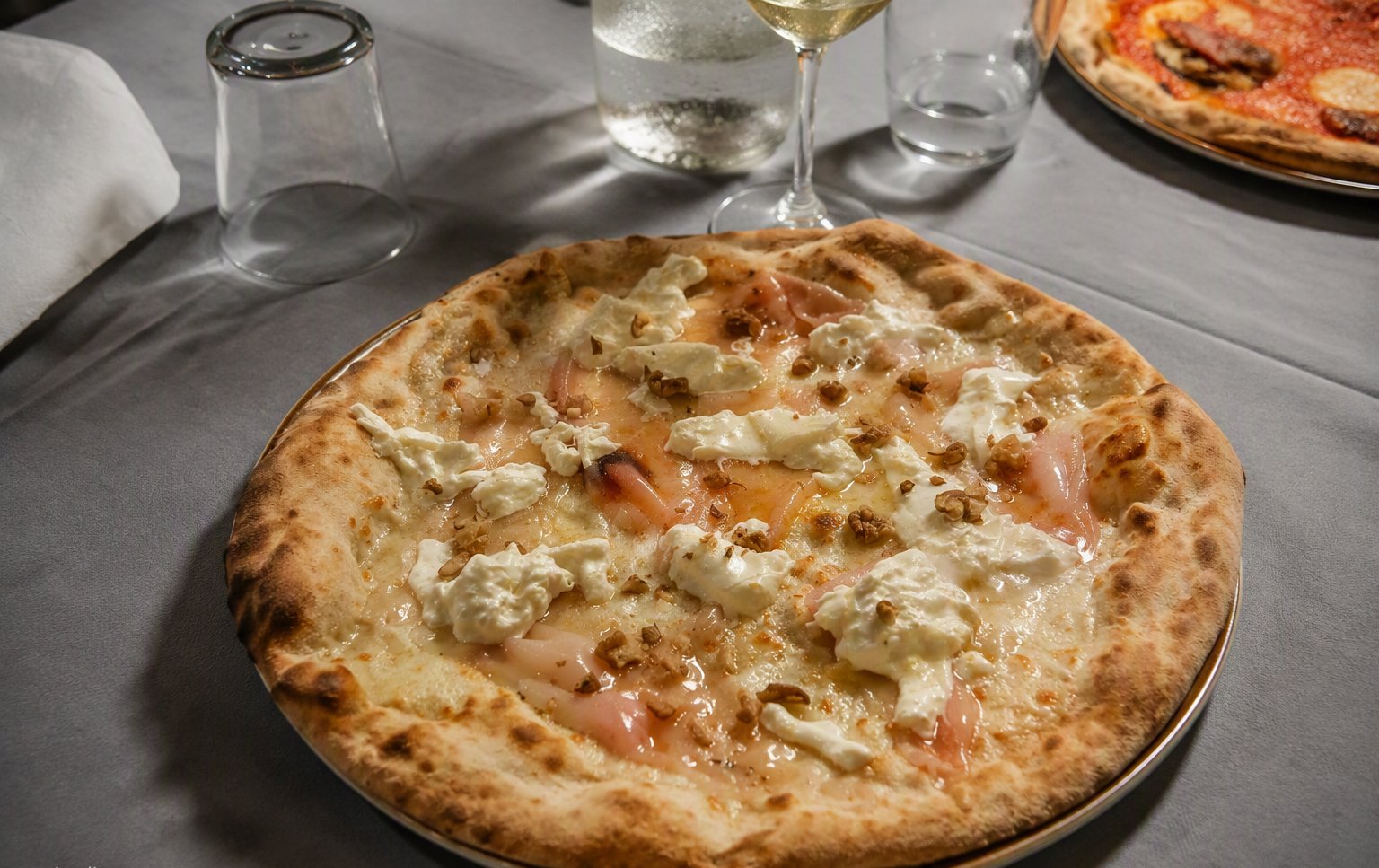 Pizza bianca con salsiccia